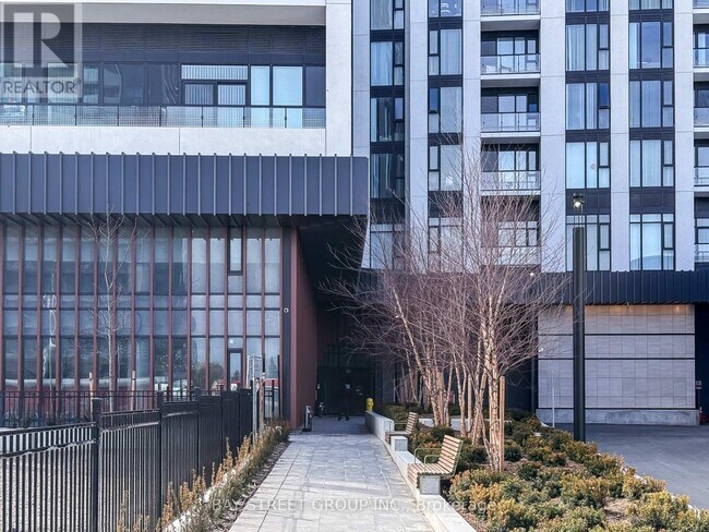 5858 Yonge St in Toronto, ON - Building Photo - Building Photo