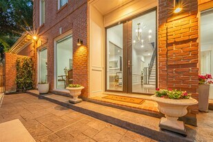 983 S Post Oak Ln in Houston, TX - Building Photo