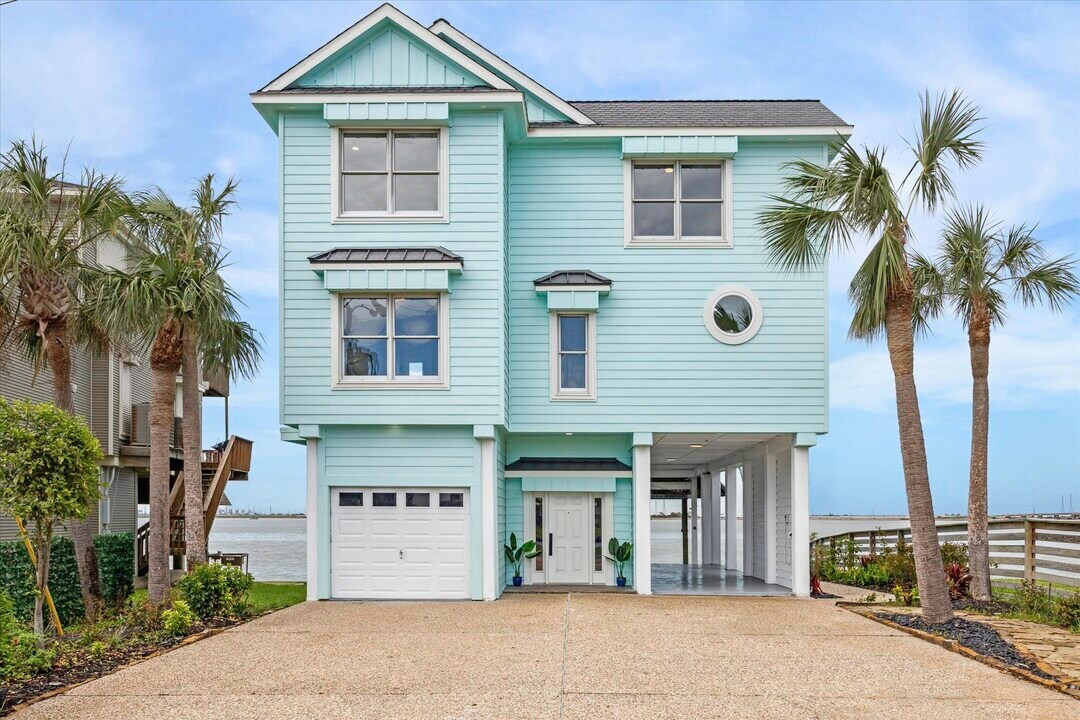 1322 Outrigger St in Tiki Island, TX - Building Photo