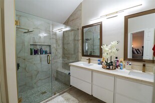 34 Crestview Trail in Houston, TX - Building Photo