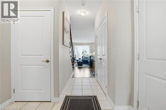 7 Lakelawn Rd in Grimsby, ON - Building Photo - Building Photo