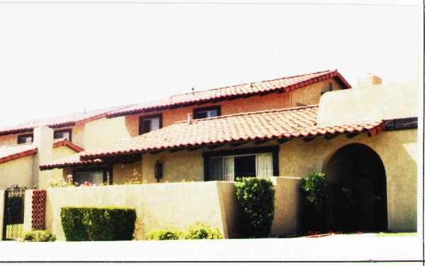 403 W Kelly Ave in Orange, CA - Foto de edificio - Building Photo