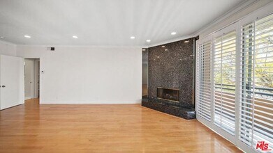 200 N Almont Dr in Beverly Hills, CA - Foto de edificio - Building Photo