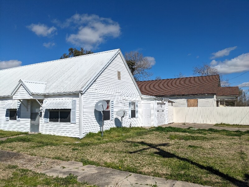 104 N Ave J in Crowley, LA - Building Photo