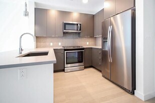 65 Lewis St, Unit 604 in Boston, MA - Building Photo