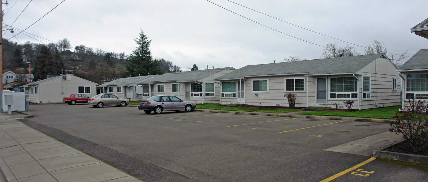 1633-1653 NW Estelle St in Roseburg, OR - Foto de edificio