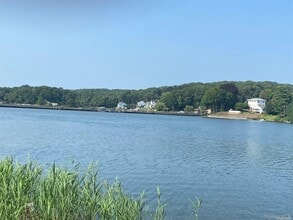 51 Centershore Rd in Centerport, NY - Building Photo - Building Photo