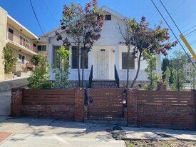 1302 Manzanita St in Los Angeles, CA - Building Photo