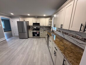 859 NY-50 in Burnt Hills, NY - Foto de edificio - Building Photo