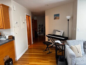 24 Burnham St, Unit 3 in Somerville, MA - Building Photo - Building Photo