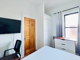 Furnished room/NOT APARTMENT, Unit 4L in Brooklyn, NY - Building Photo