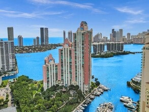 3370 Hidden Bay Dr in Aventura, FL - Foto de edificio - Building Photo