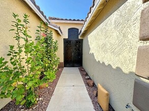 8112 Squaw Springs Ln in Las Vegas, NV - Building Photo - Building Photo