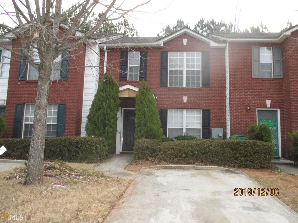 2296 Strathmoor Manor Dr in Lithonia, GA - Building Photo