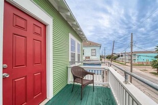 2225 Bernardo De Galvez Ave in Galveston, TX - Building Photo