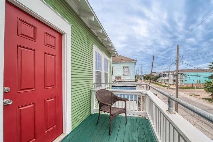 2225 Bernardo De Galvez Ave in Galveston, TX - Building Photo