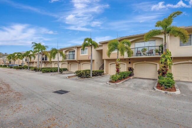 700 Crestwood Ct S in Royal Palm Beach, FL - Foto de edificio - Building Photo