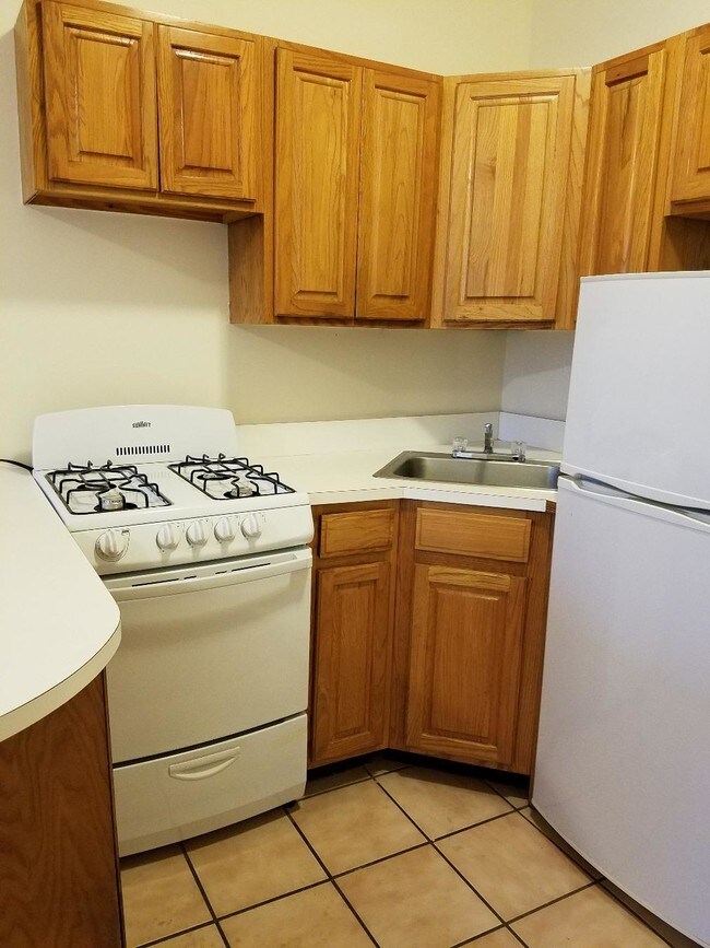 327 E 75th St-Unit -8 in New York, NY - Building Photo - Building Photo