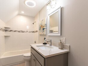 233 Willow Ave, Unit 2 in Somerville, MA - Foto de edificio - Building Photo