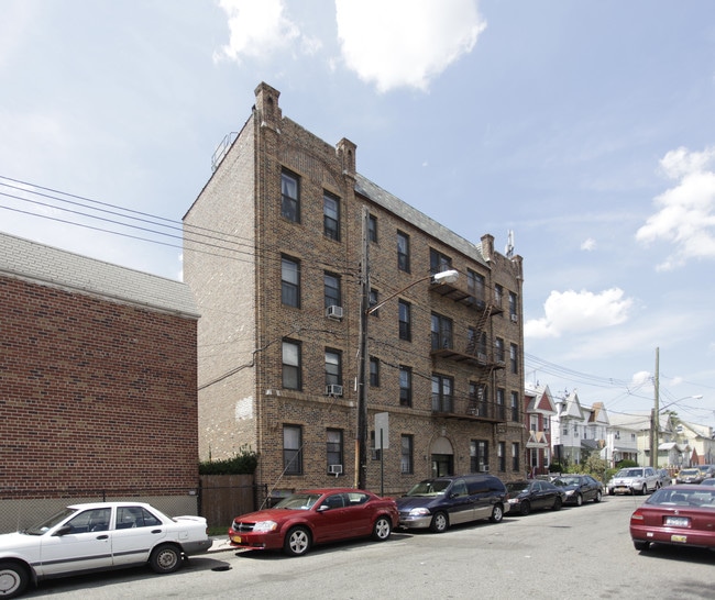 97-34 Allendale St in Jamaica, NY - Foto de edificio - Building Photo