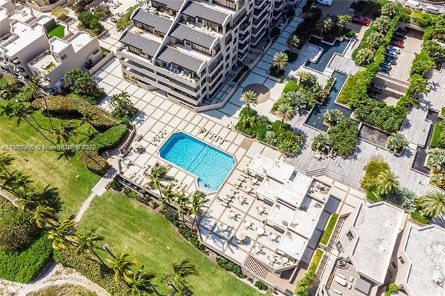 251 Crandon Blvd, Unit 428 in Miami, FL - Foto de edificio - Building Photo