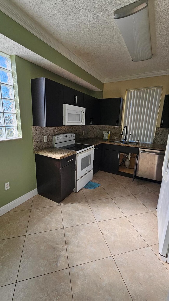 6960 SW 39th St in Davie, FL - Building Photo - Building Photo