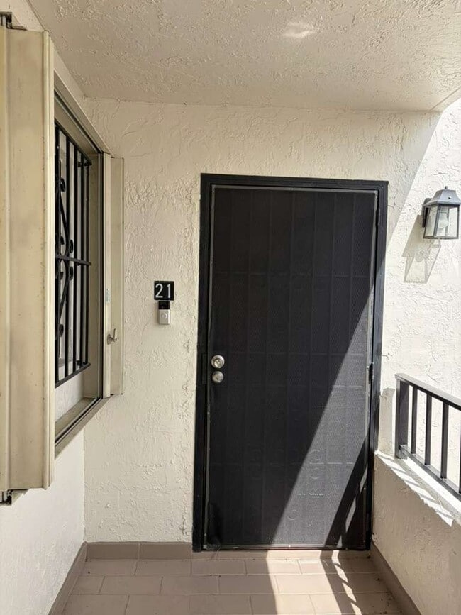 10885 NW 7th St, Unit Apt. #21 in Miami, FL - Foto de edificio - Building Photo