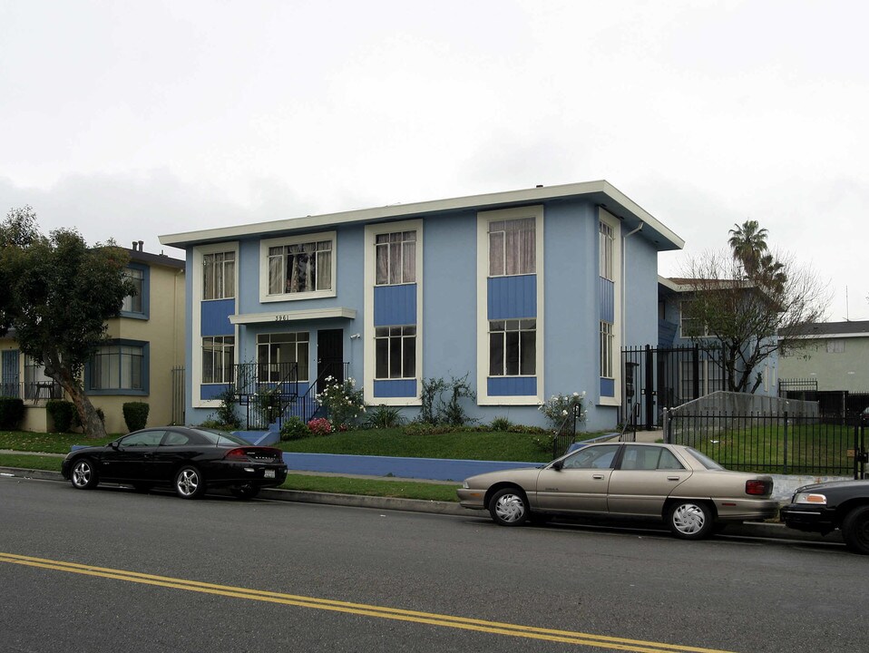 3961 Hillcrest Dr in Los Angeles, CA - Building Photo