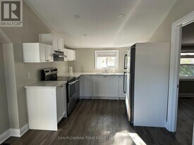 460 Park Rd S in Oshawa, ON - Building Photo