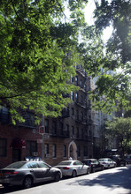 221 E 76th St in New York, NY - Foto de edificio - Building Photo