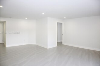 2750 NE 183rd St, Unit 104 in Aventura, FL - Building Photo - Building Photo