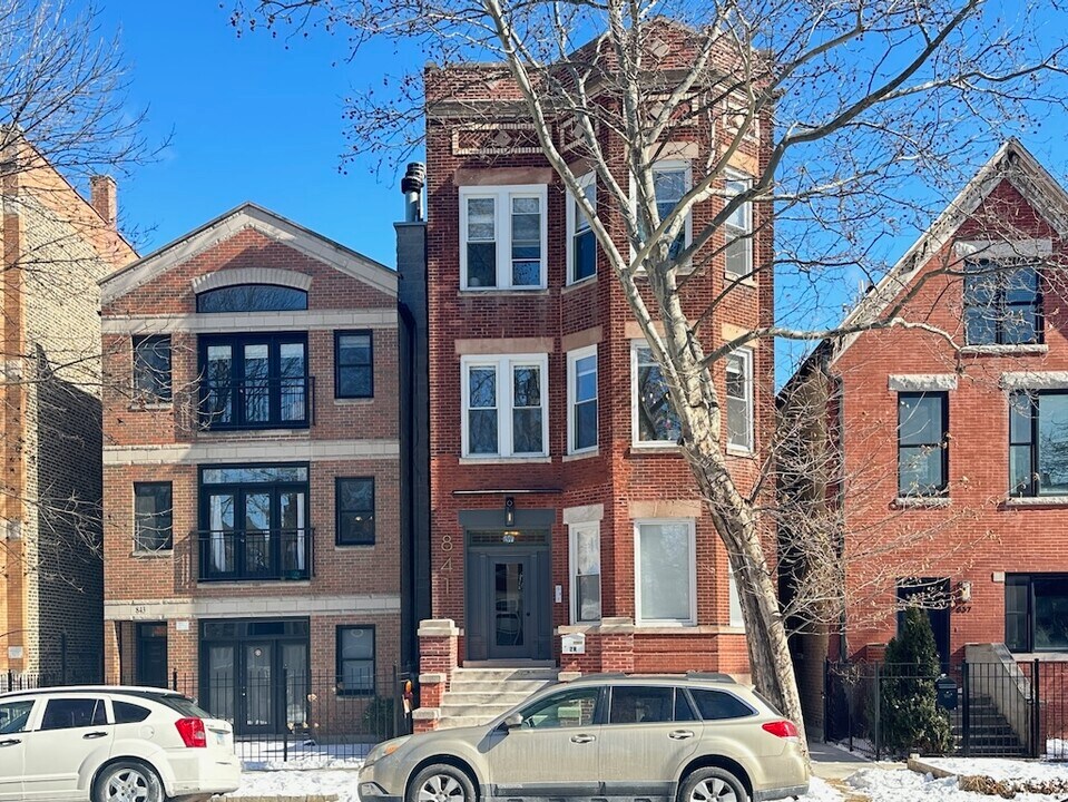841 N Mozart St, Unit J04P in Chicago, IL - Building Photo