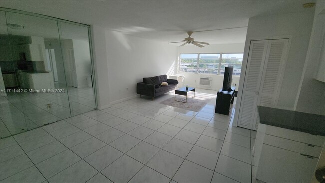 220 Kings Point Dr in Sunny Isles Beach, FL - Building Photo - Building Photo