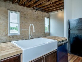 110 S Main St in Elgin, TX - Building Photo