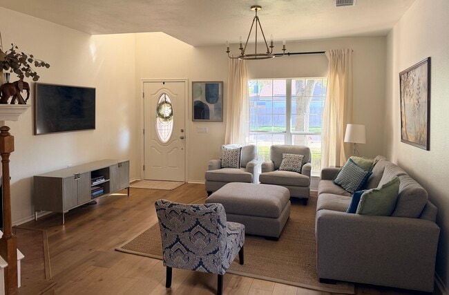 8516 Hillrock Dr in Round Rock, TX - Foto de edificio - Building Photo