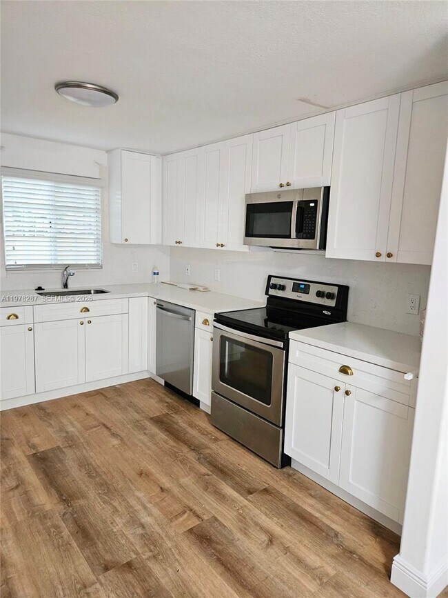 2641 SW 31st Ave in Miami, FL - Building Photo - Building Photo