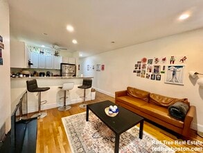 66 Egmont St, Unit 2 in Brookline, MA - Foto de edificio - Building Photo