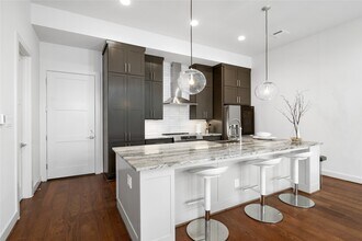 2408 Gray St in Houston, TX - Building Photo - Building Photo