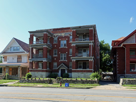 2809 E Linwood Blvd Apartments