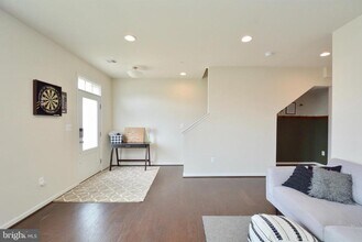 22305 Broadway Ave in Clarksburg, MD - Foto de edificio - Building Photo