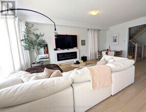 22 Hennessey Cres in Kawartha Lakes, ON - Building Photo - Building Photo