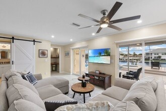 Waterfront Duplex * Flexible Lease Terms in Cape Coral, FL - Foto de edificio - Building Photo