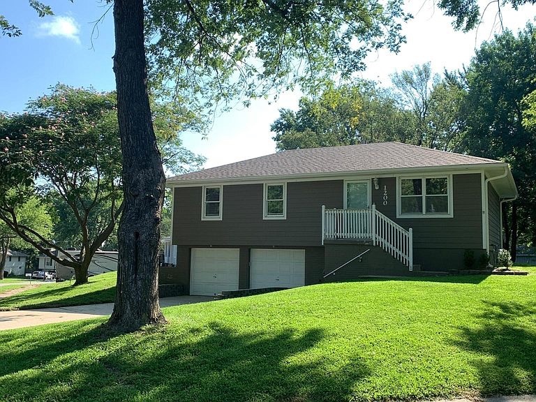 1200 S Ward Pkwy in Blue Springs, MO - Building Photo