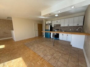 5807-5811 32nd Ave in Woodside, NY - Foto de edificio - Building Photo