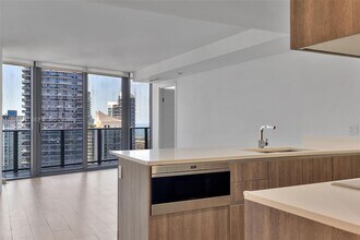 801 S Miami Ave, Unit 4404 in Miami, FL - Foto de edificio - Building Photo