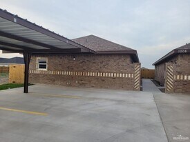 1008 W Kohala Ave, Unit 4 in Alton, TX - Building Photo