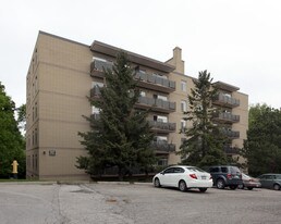 684 Queen St in Newmarket, ON - Building Photo