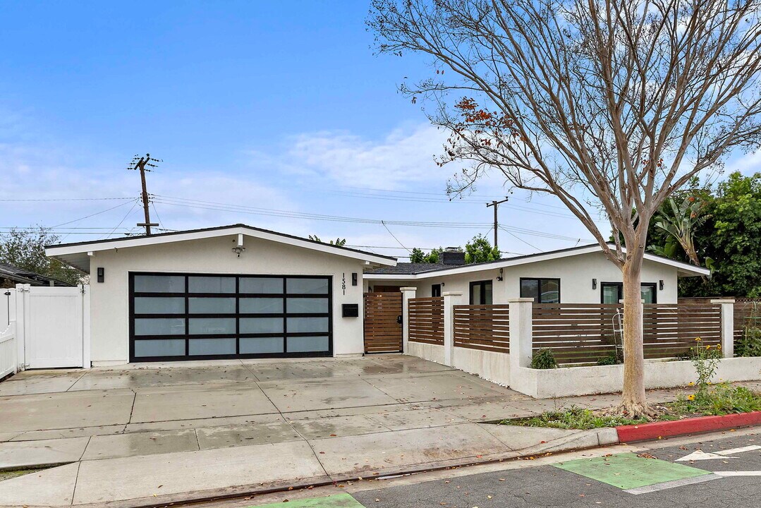1581 Baker St in Costa Mesa, CA - Building Photo
