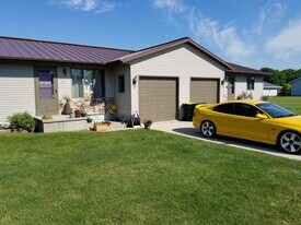 316 N Hyland St in Juneau, WI - Building Photo