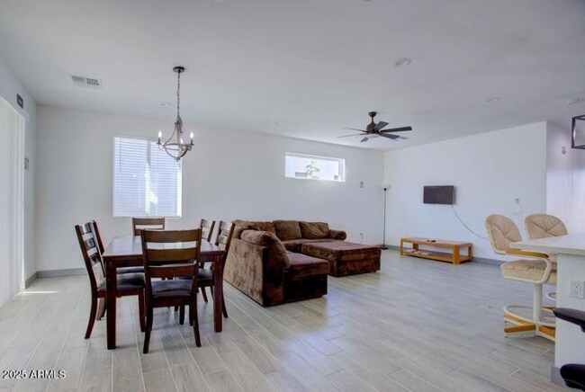 114 S 3rd St in Avondale, AZ - Foto de edificio - Building Photo